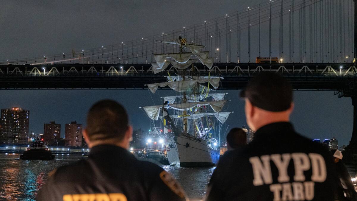 Un buque mexicano chocó contra el puente de Brooklyn en Nueva York. EFE