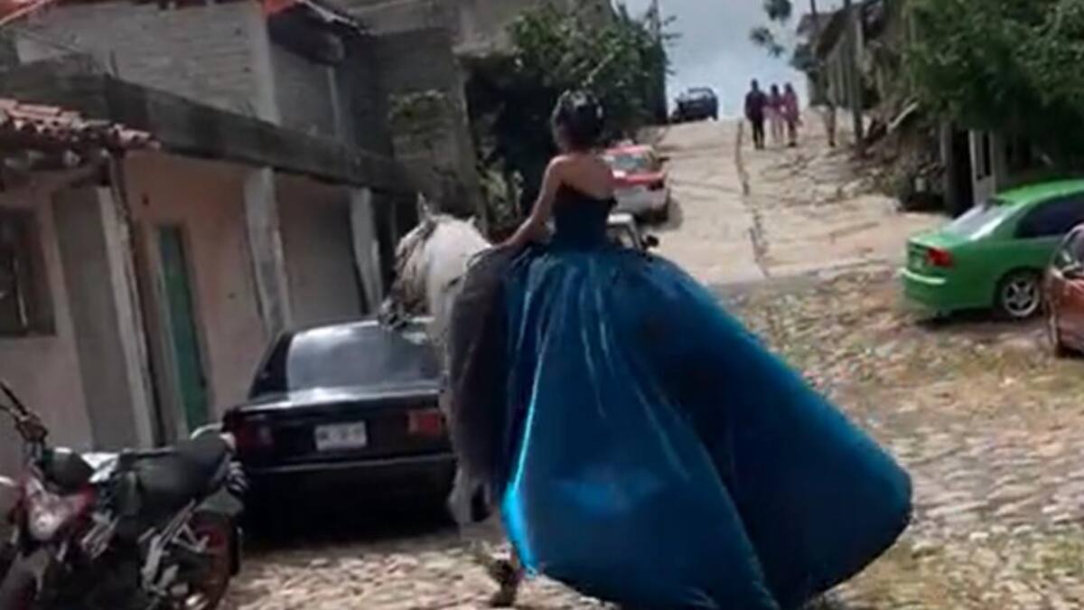Un caballo se llevó a una quinceañera. Foto: captura de video.
