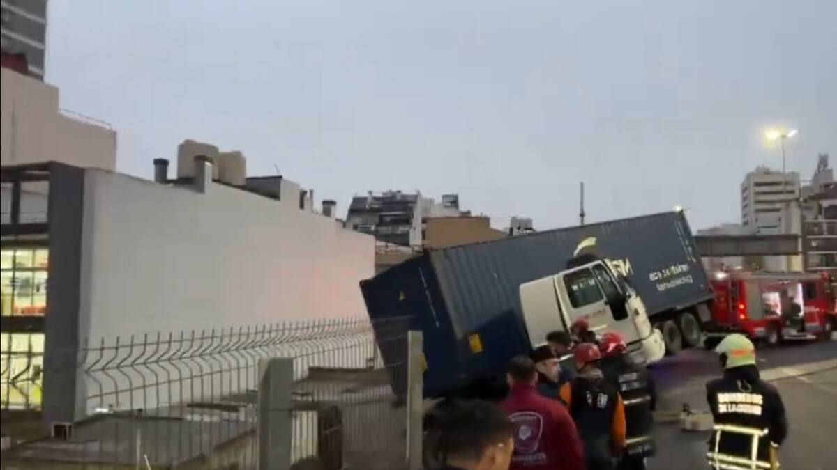 Camión colgado en la autopista 25 de mayo. Fuente: Captura de pantalla.