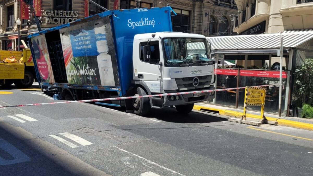 Un camión se hundió en plana calle. Video: NA.