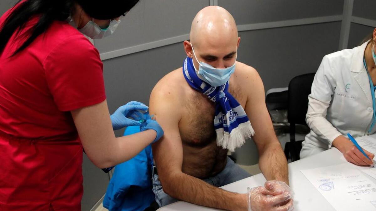 Un equipo de Rusia vacuna contra el coronavirus a los hinchas que vayan a los partidos, Reuters.