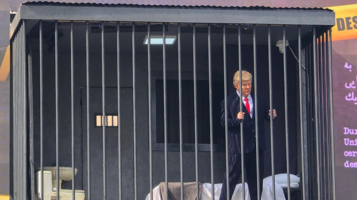 Un falso Donald Trump amenazaba este miércoles a los peatones desde el interior de una celda en una de las plazas más transitadas de Teherán.