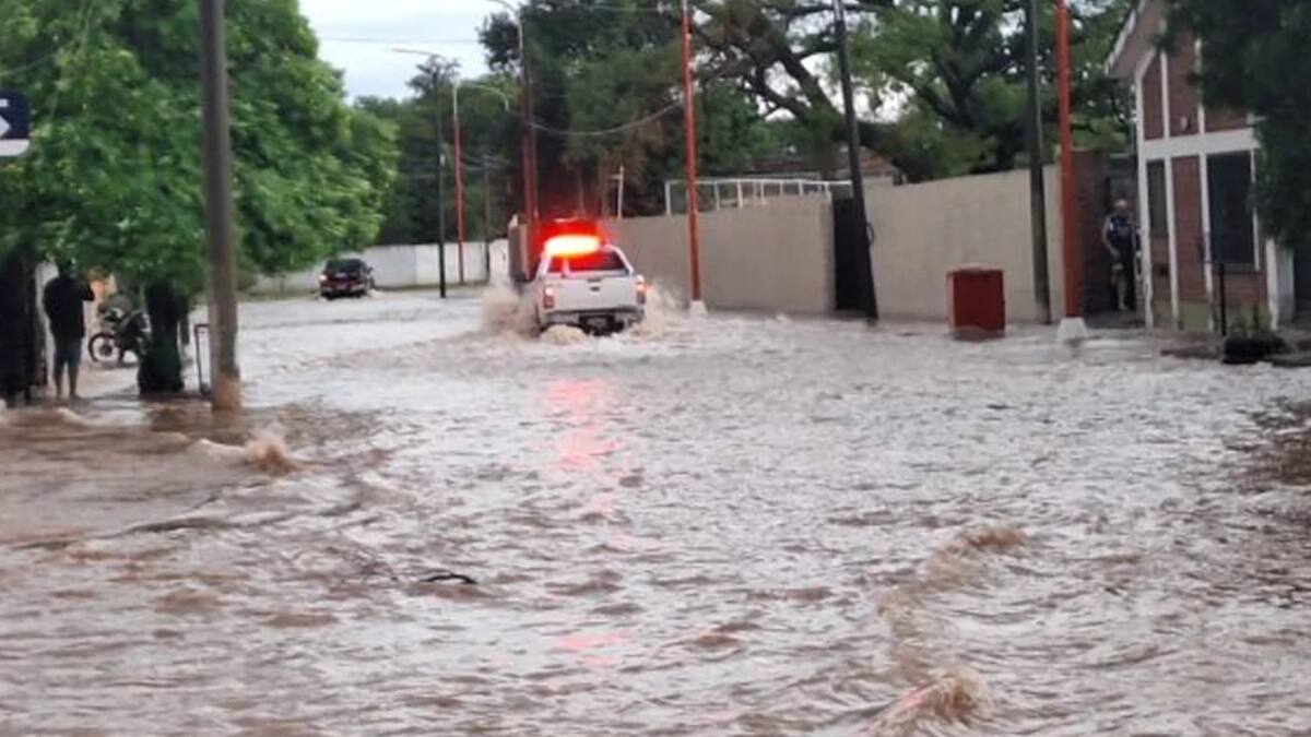 Un fuerte temporal en Salta dejó calles anegadas y más de 200 evacuados.