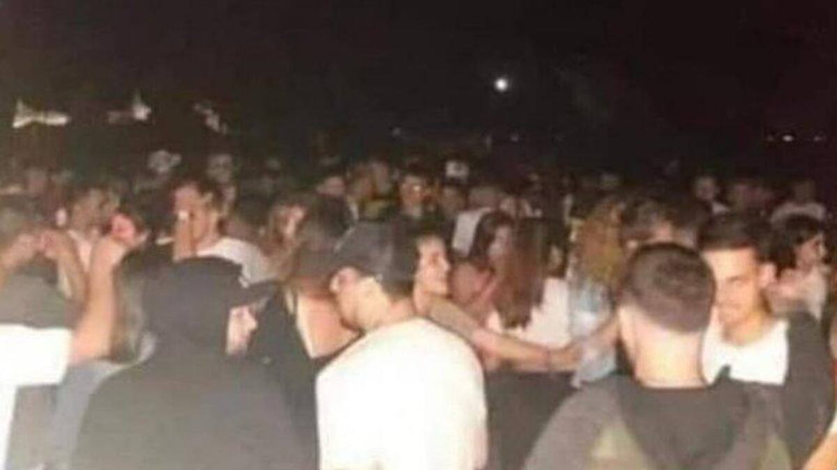Un grupo de jóvenes realizaron una fiesta clandestina en un cementerio y se sacaron fotos con los ataúdes