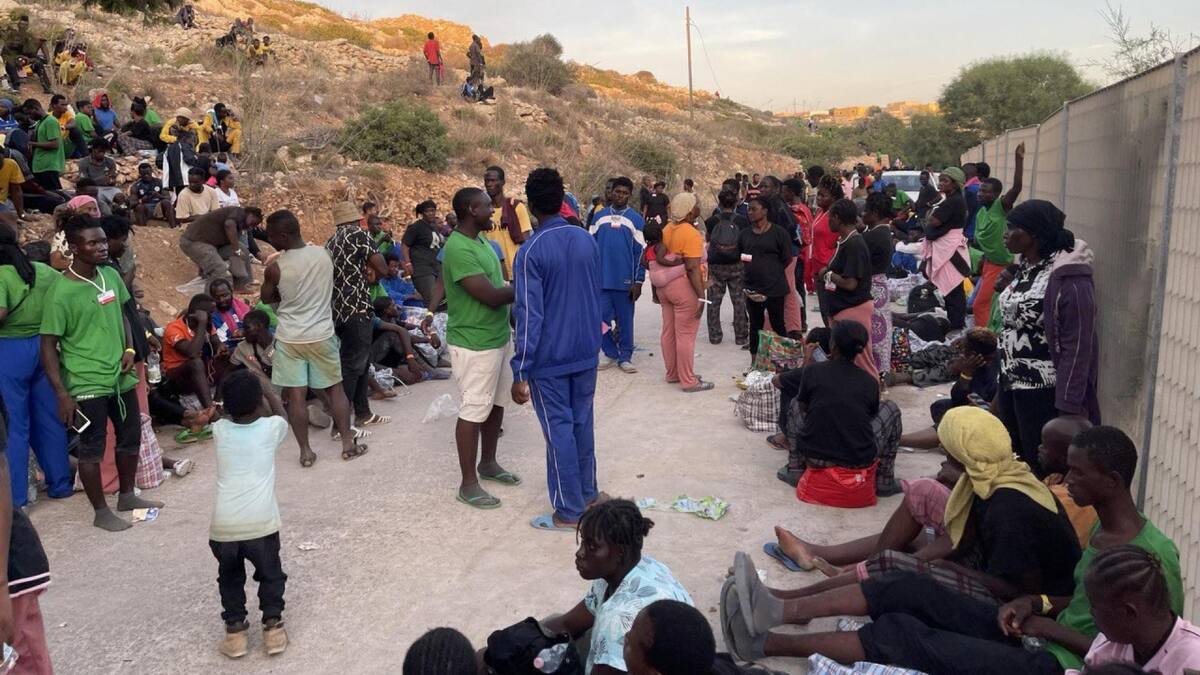 Un grupo de migrantes espera en la isla de Lampedusa. Foto: EFE