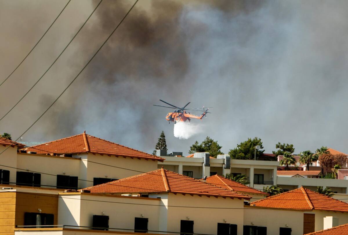 Un helicóptero apagando incendios en la isla de Rhodes, Grecia. Foto: EFE.