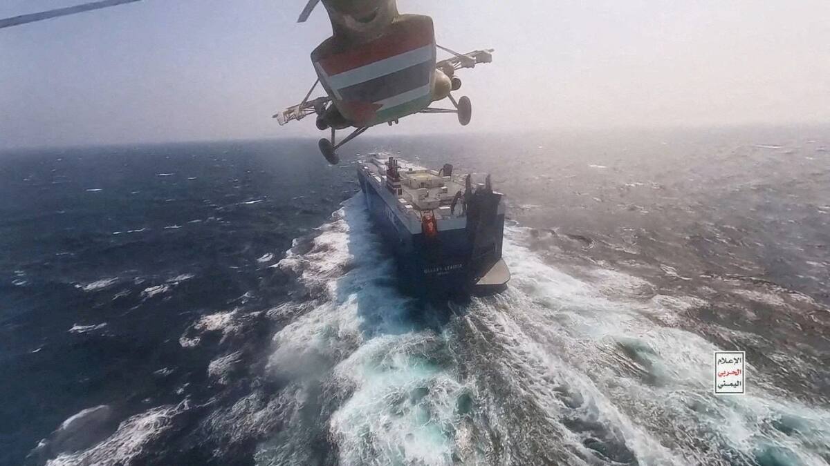 Un helicóptero militar hutí sobrevuela un buque. Foto: Reuters