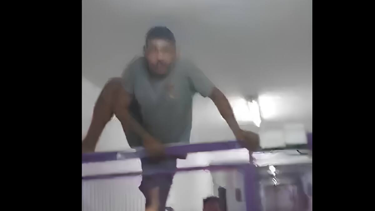 Un hombre agredió a los médicos porque no atendían a su esposa. Foto: Captura de video.