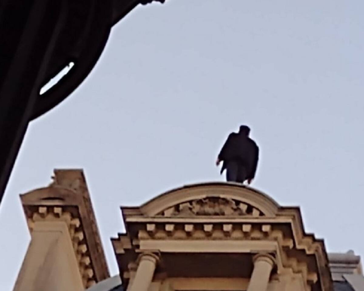 Un hombre amenaza con tirarse al vacío en el centro porteño. Foto: captura video