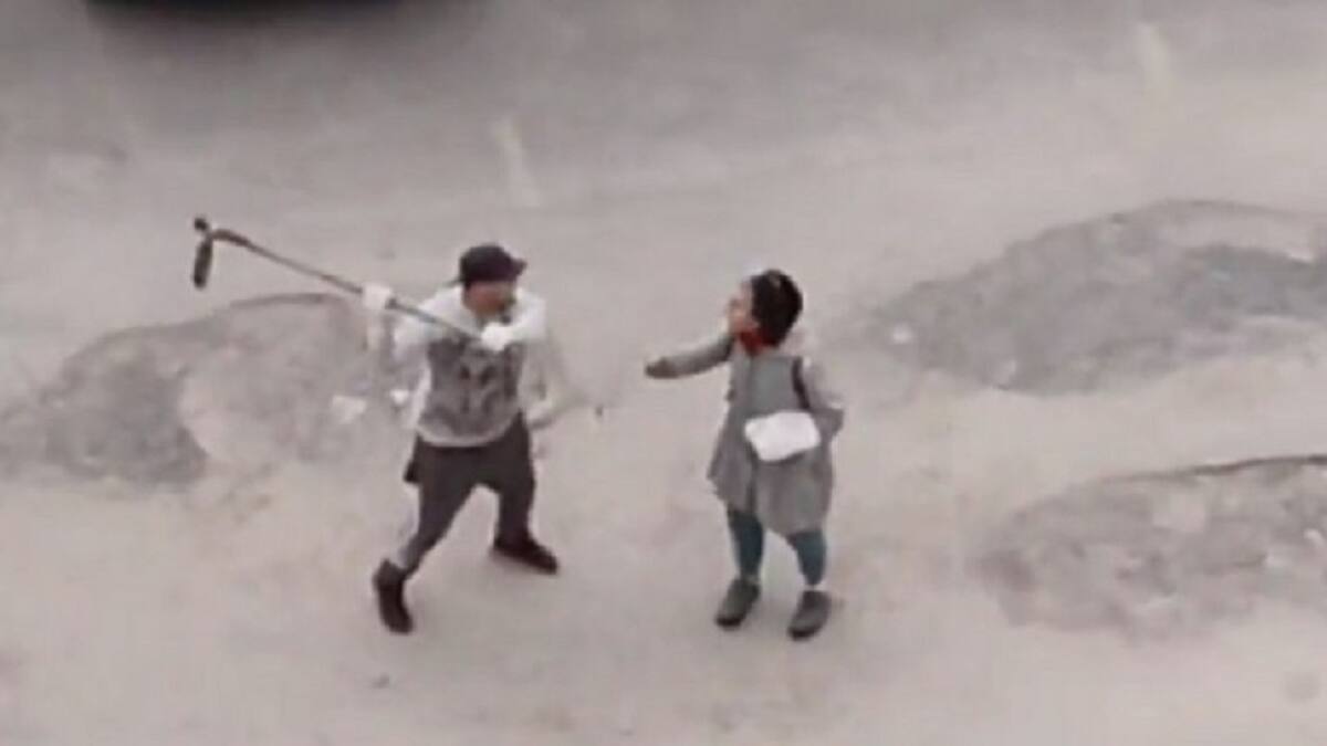 Un hombre atacó a mujer en La Plata. Foto: captura de video.