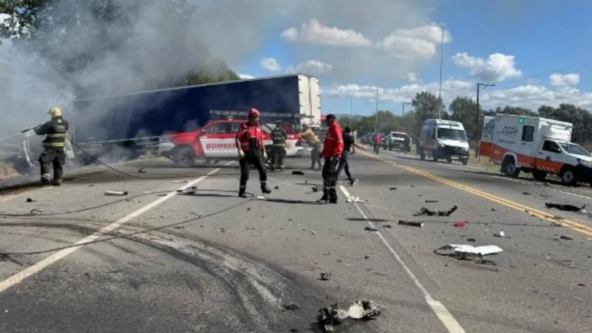 Un hombre chocó contra un camión y murió: su pareja se tiró antes e investigan si venían discutiendo. NA