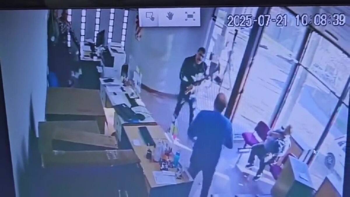 Ataque de furia en Santa Fe: un hombre destrozó una oficina de la empresa proveedora de energía con un pico