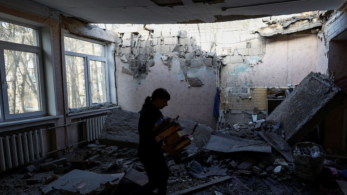 Un jardín de infantes dañado durante los ataques con aviones no tripulados rusos, en medio del ataque de Rusia a Ucrania, en Kiev, Ucrania. Reuters