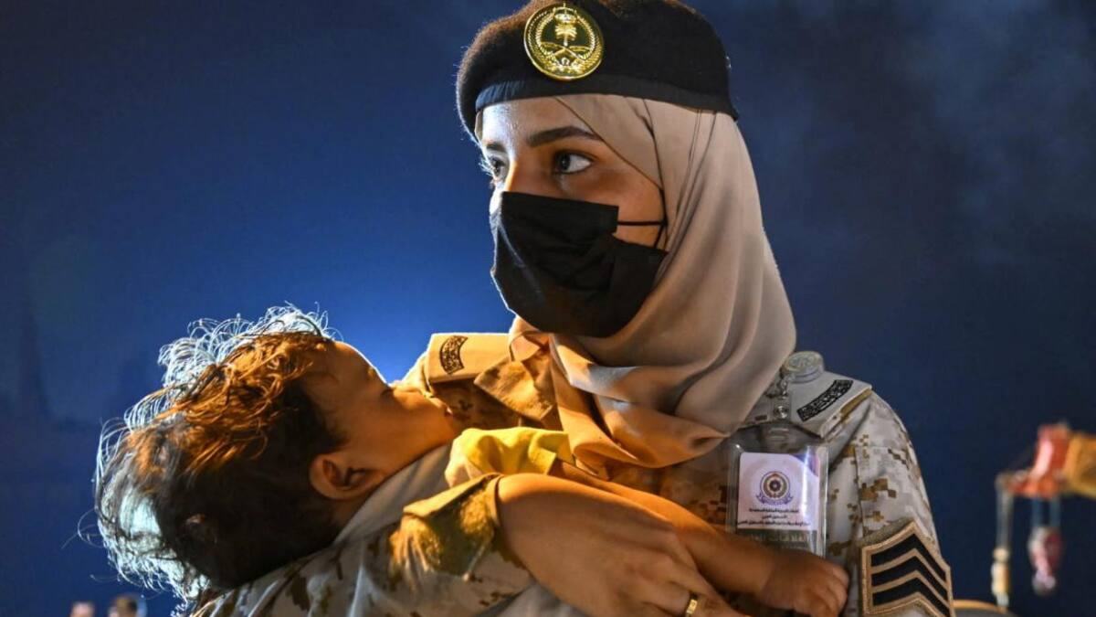 Un miembro de la Armada Real Saudita asiste a un niño que fue evacuado por la Armada Saudita de Sudán_Foto Reuters