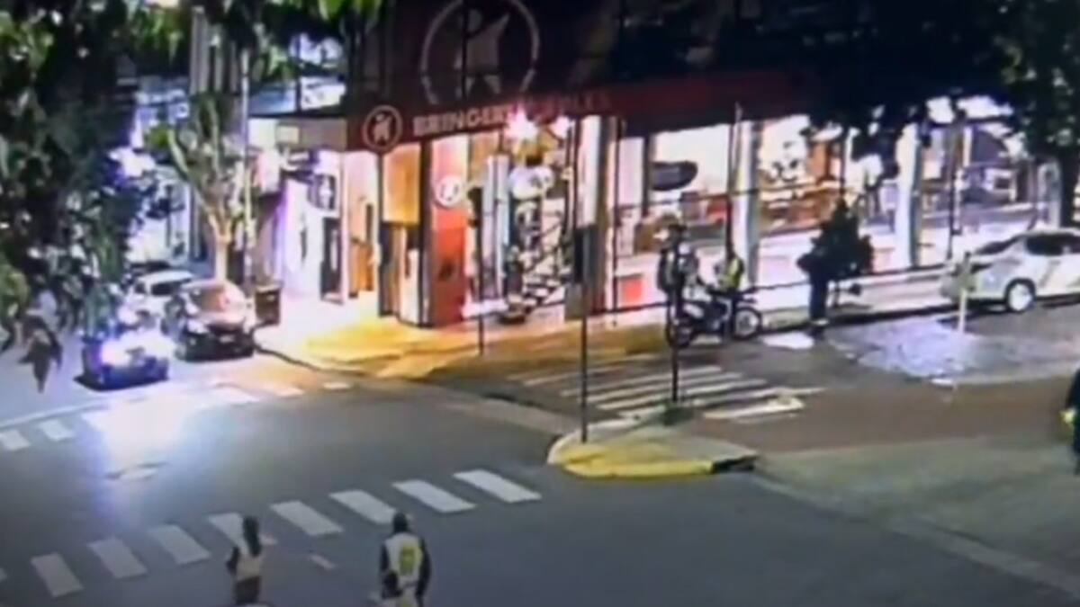 Un motociclista atropelló a un agente de tránsito. Foto: Captura de video.