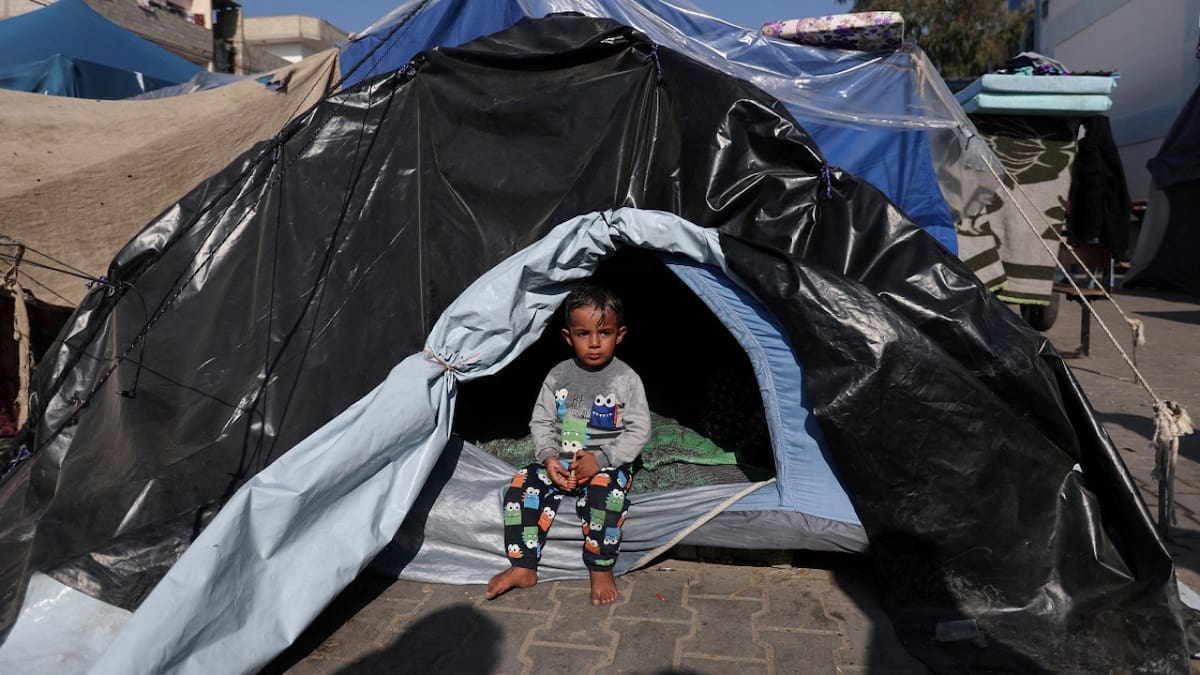Un niño palestino desplazado en Gaza. Foto: Reuters.