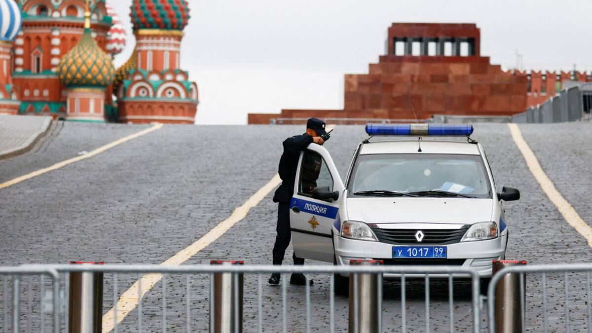 Un oficial de policía custodia la Plaza Roja cerrada en Moscú. Foto: Reuters.