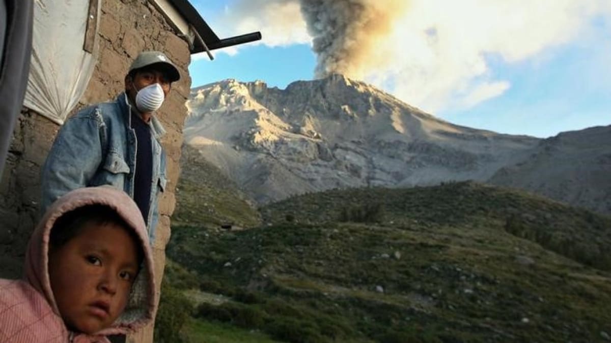 Un residente local con mascarilla en la zona del volcán Ubinas, en Perú. Foto: Reuters.
