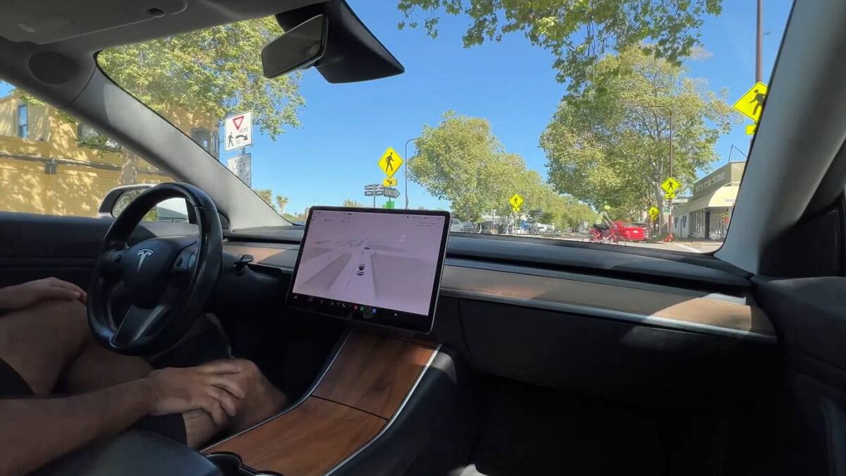 Un Tesla vio a un ciclista antes que su conductor. Foto: captura