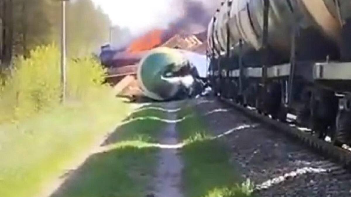 Un tren de carga ruso descarriló tras una explosión en las vías, foro captura de video