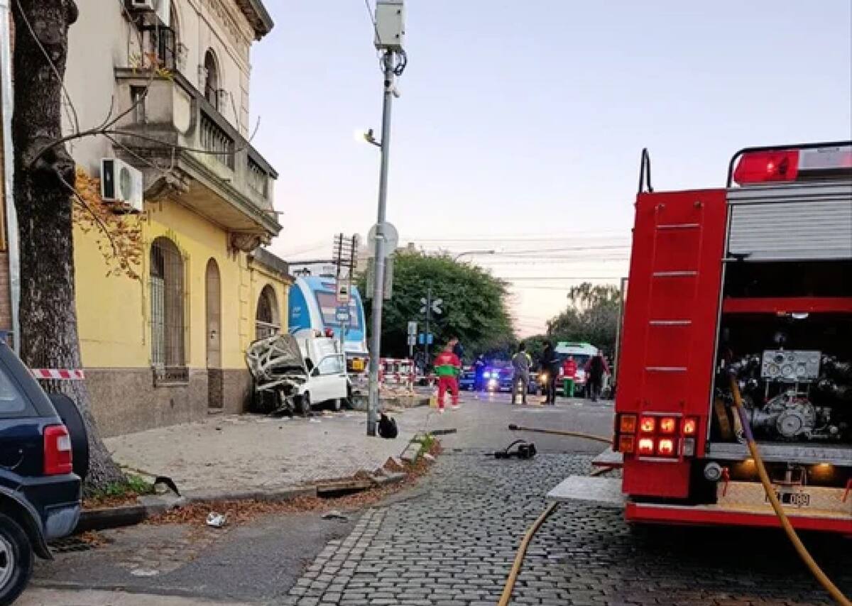 Un tren de la línea Sarmiento atropelló una camioneta. Foto: X @TrenSarmientoFC