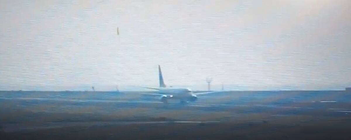 Una bomba probablemente de la II Guerra Mundial lanzada por EE.UU. explotó en un aeropuerto de Japón. Foto: Captura de video.