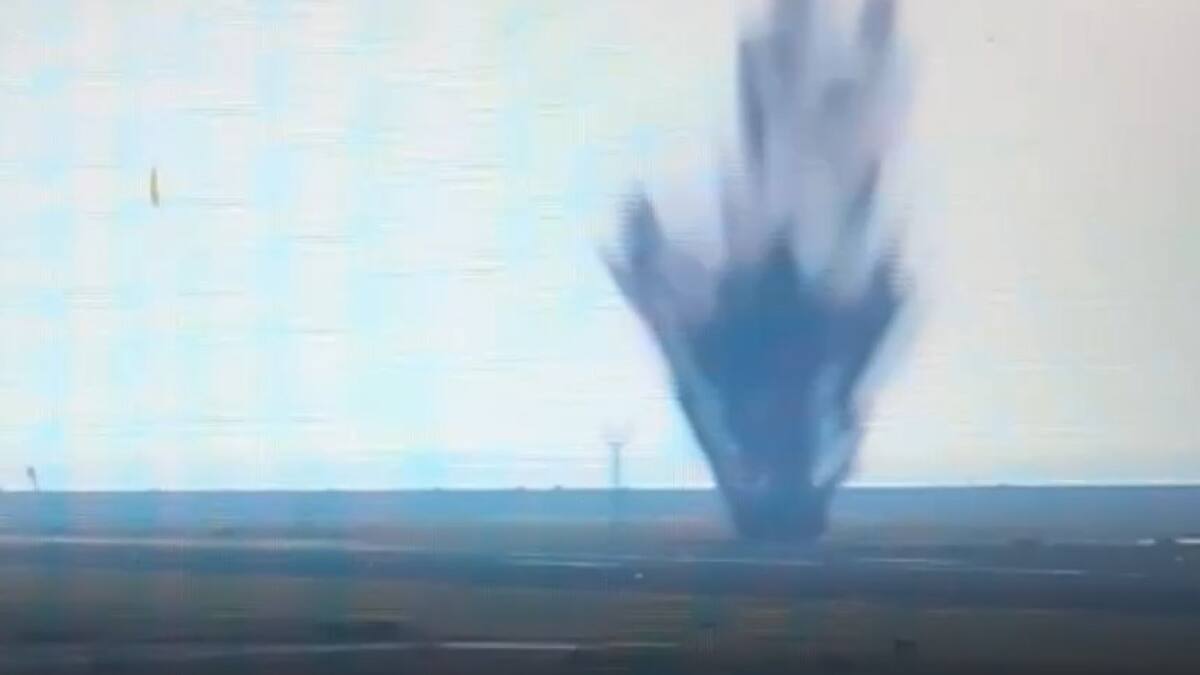 Una bomba probablemente de la II Guerra Mundial lanzada por EE.UU. explotó en un aeropuerto de Japón. Foto: Captura de video.