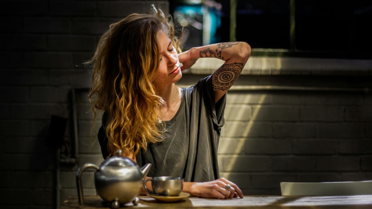 Una buena postura previene el dolor de espalda. Foto: Unsplash