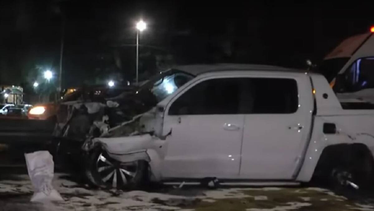 Una camioneta chocó contra un cartel de la General Paz y lo derribó. NA