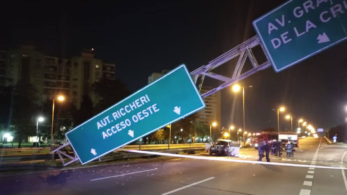 Una camioneta chocó contra un cartel de la General Paz y lo derribó. NA