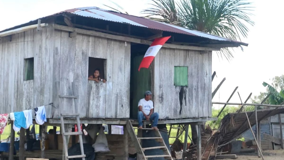 Una casa habitada con la bandera del Perú izada, en la población de Santa Rosa.