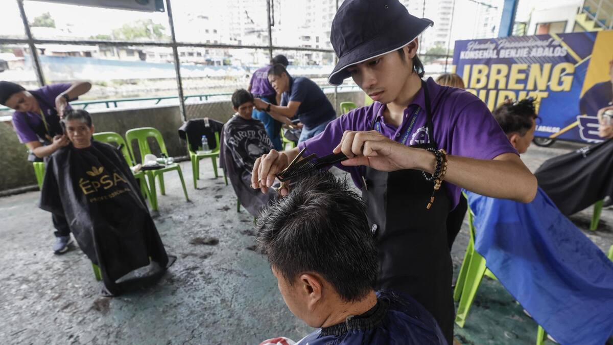 Una escuela ofrece cortes de pelo gratis ante el calor extremo en Filipinas. Foto: EFE.
