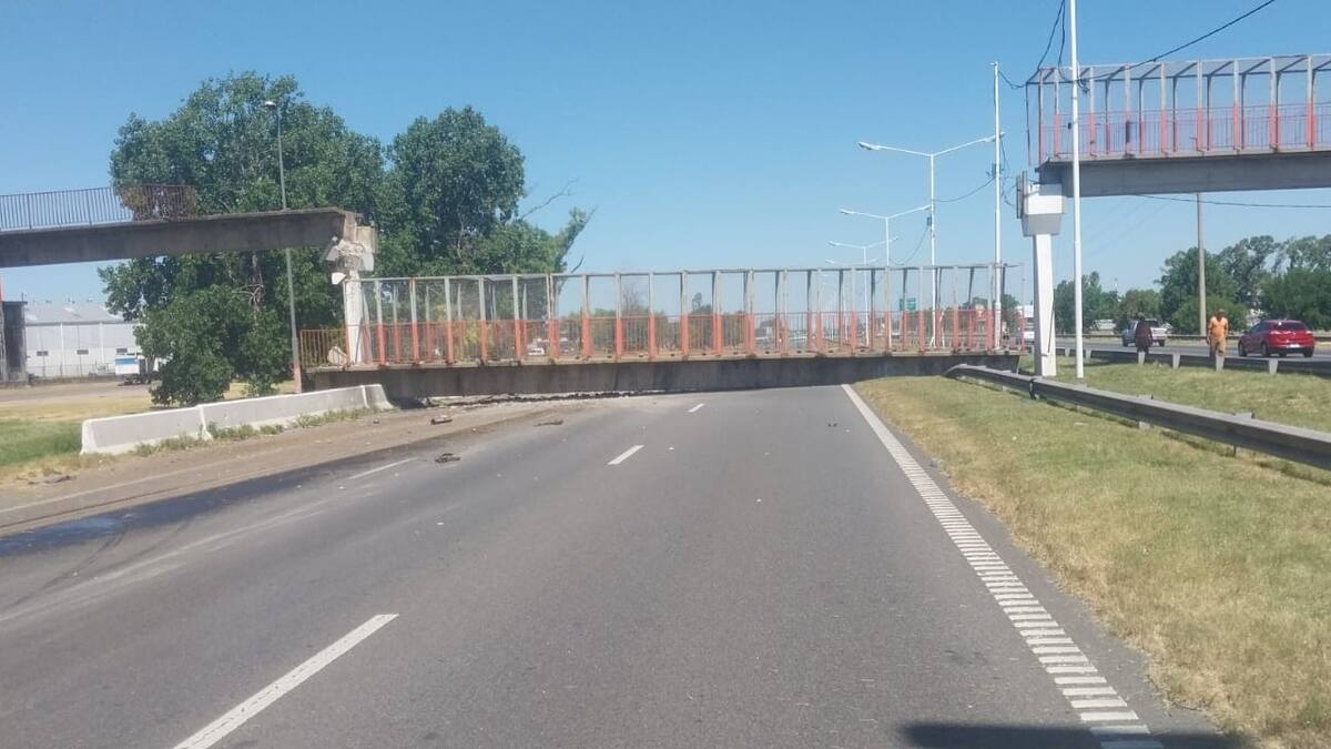 Impactante accidente: un camión que transportaba una excavadora derrumbó un puente peatonal y generó caos en el tránsito