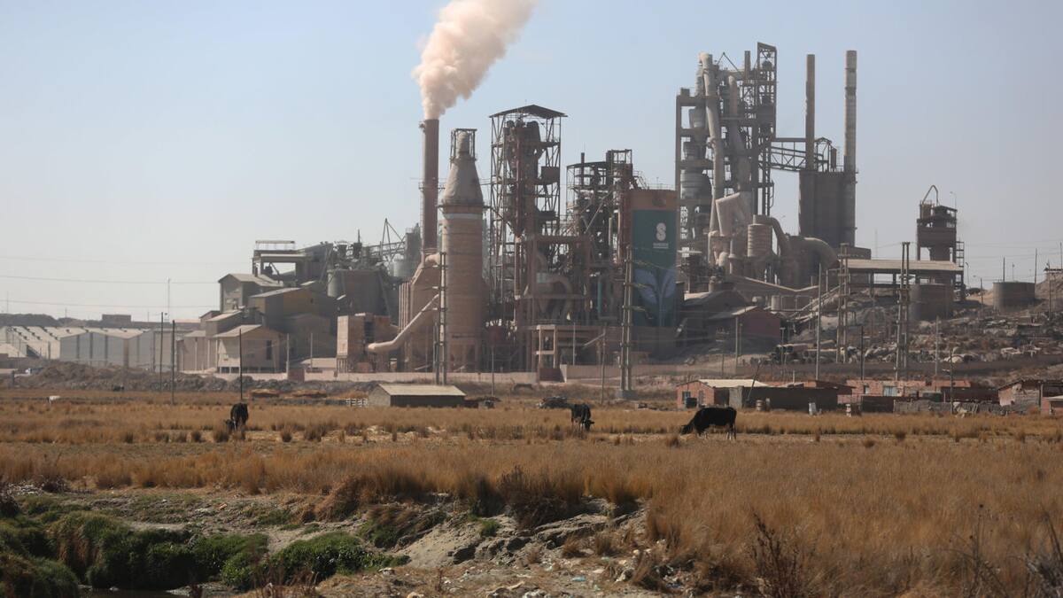 Una fábrica de cemento en Viacha, Bolivia. Foto: EFE.
