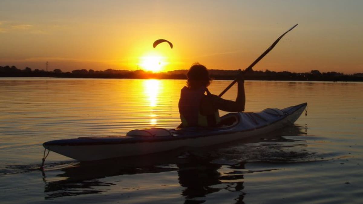 Tiene un enorme parque, una laguna rodeada de naturaleza y espacios para acampar: el lugar perfecto para descansar un fin de semana