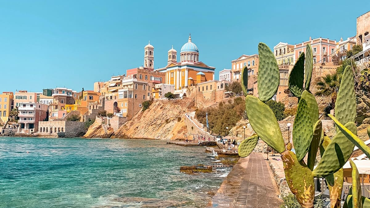 Buscan voluntarios para vivir en una isla de Grecia: ofrecen alojamiento gratis a cambio de cuidar gatos