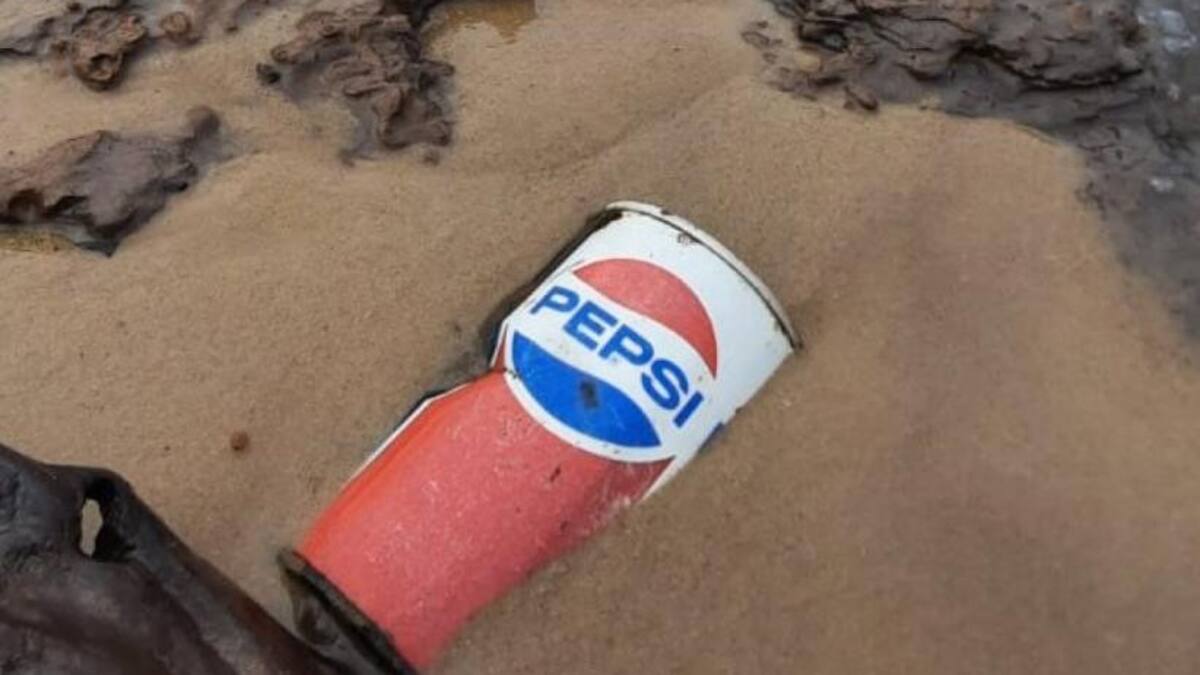 Una lata de gaseosa de 1970, enterrada en el lecho del Paraná. Foto: @jorgelahiba.
