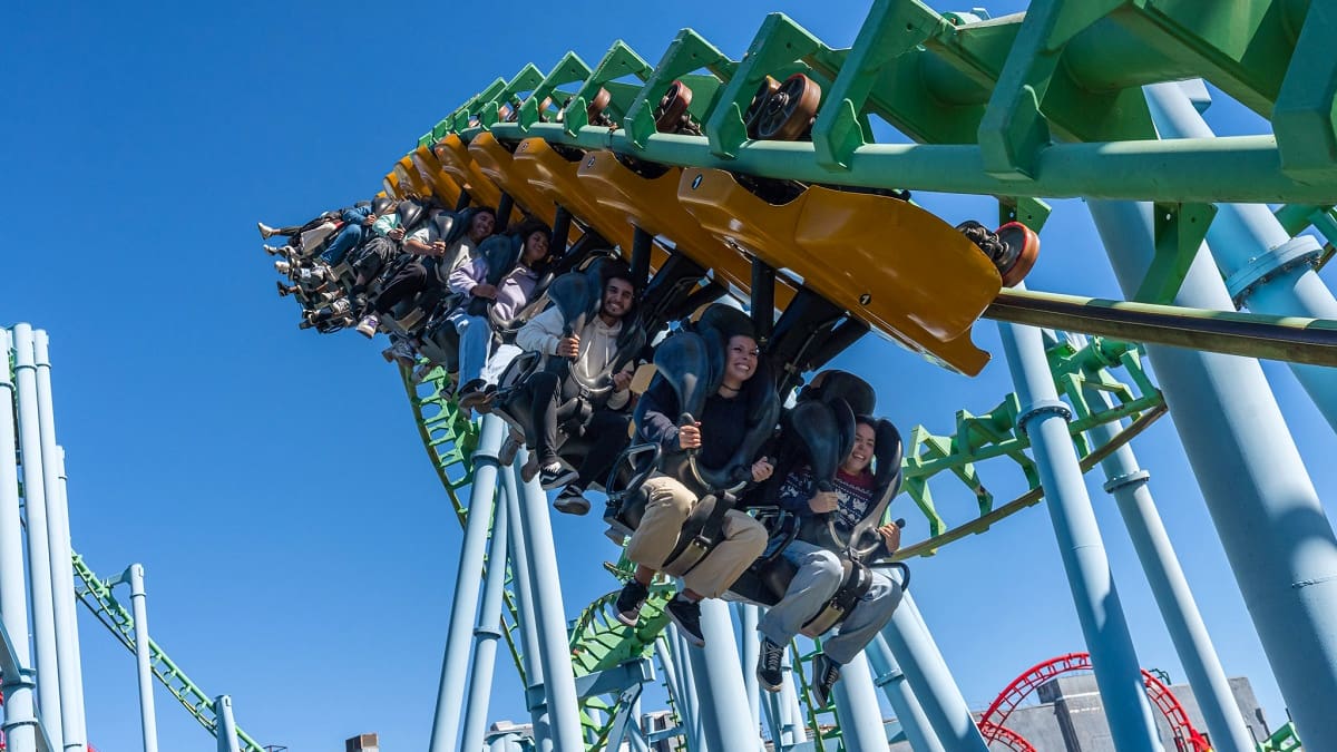 Pánico en el Parque de la Costa: una montaña rusa se trabó en las alturas y dejó pasajeros colgados durante 20 minutos