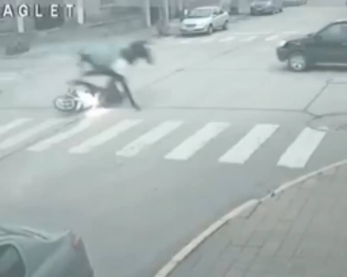 Una moto fue embestida por un caballo en Necochea. Fuente: Captura