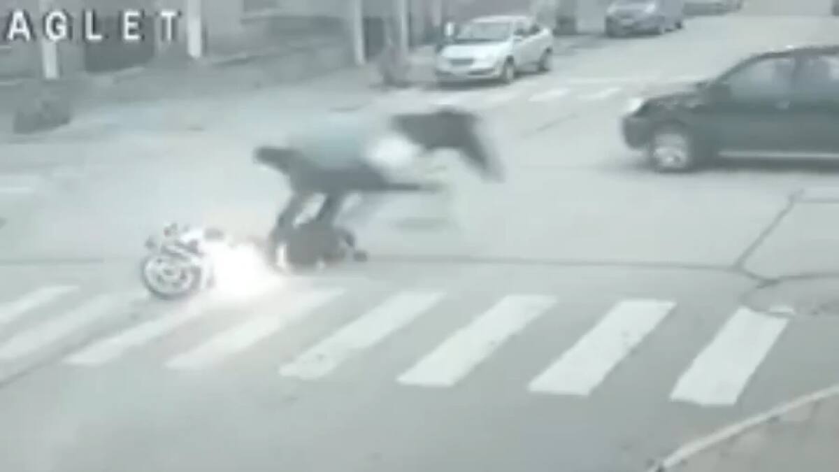 Una moto fue embestida por un caballo en Necochea. Fuente: Captura