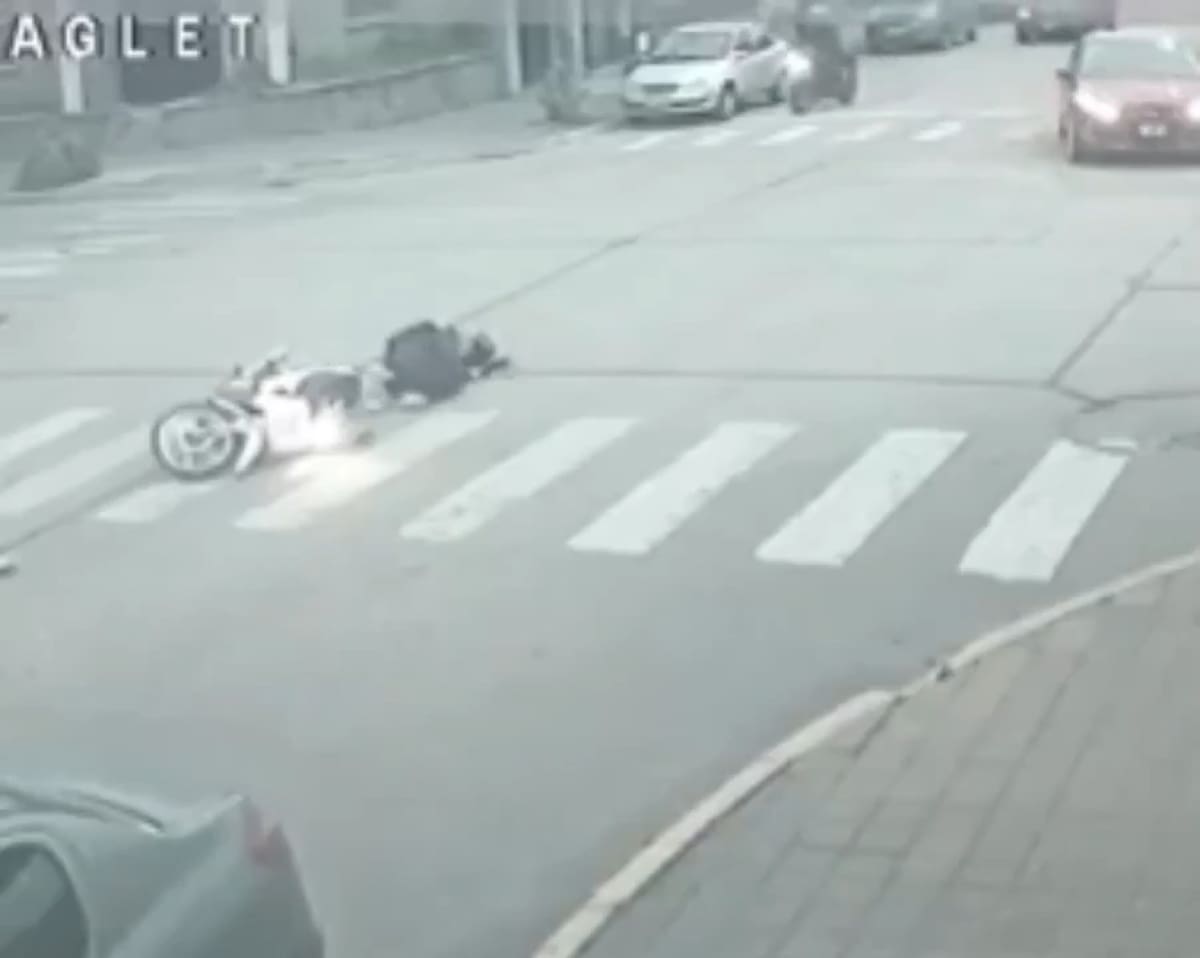 Una moto fue embestida por un caballo en Necochea. Fuente: Captura