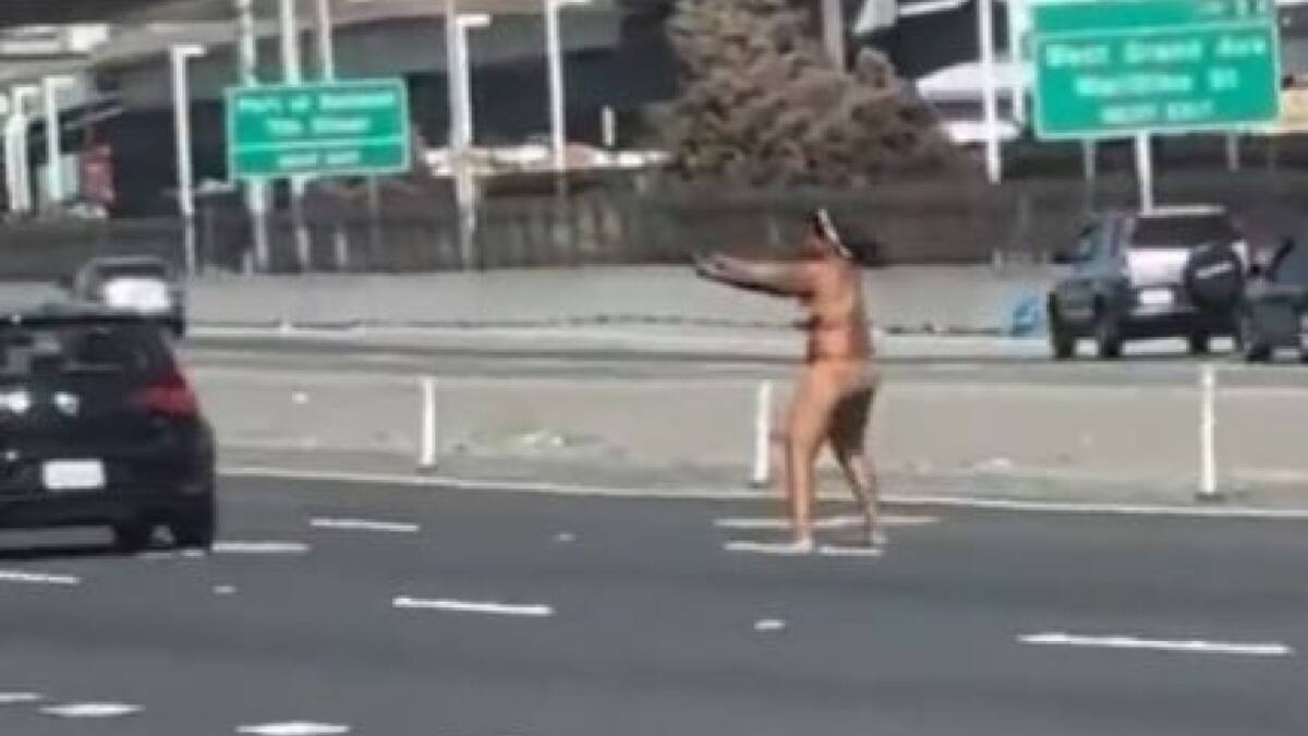 Una mujer desnuda causó pánico en una autopista de San Francisco. Foto: captura de pantalla.