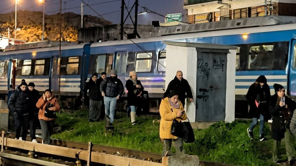 Una mujer fue atropellada por el tren Sarmiento en la estación Liniers: cómo funciona el servicio