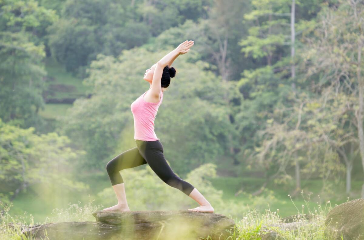 Una mujer practicando yoga. Alamy