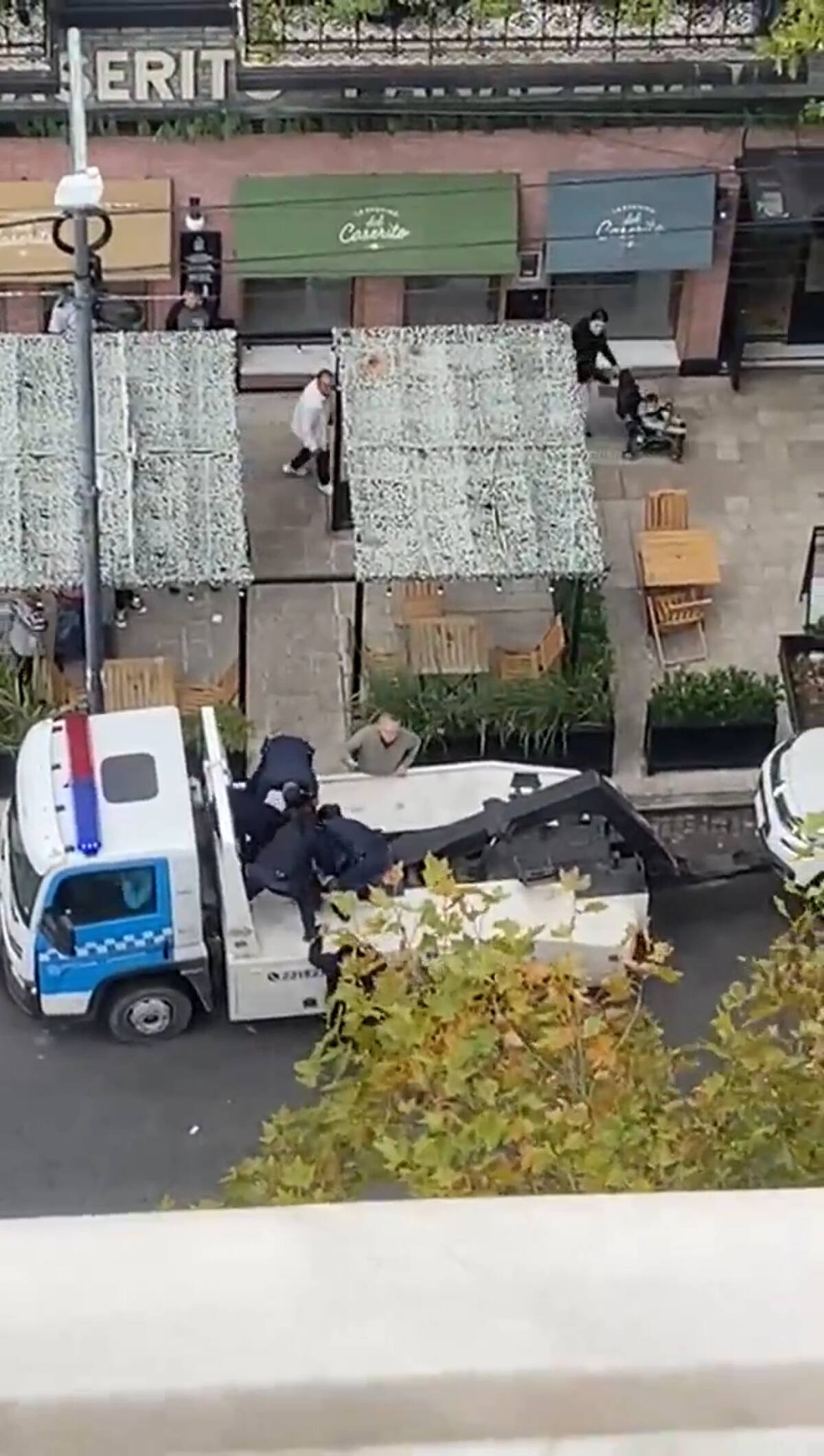 Una mujer se atrincheró en una grúa en La Plata. Fuente: Captura