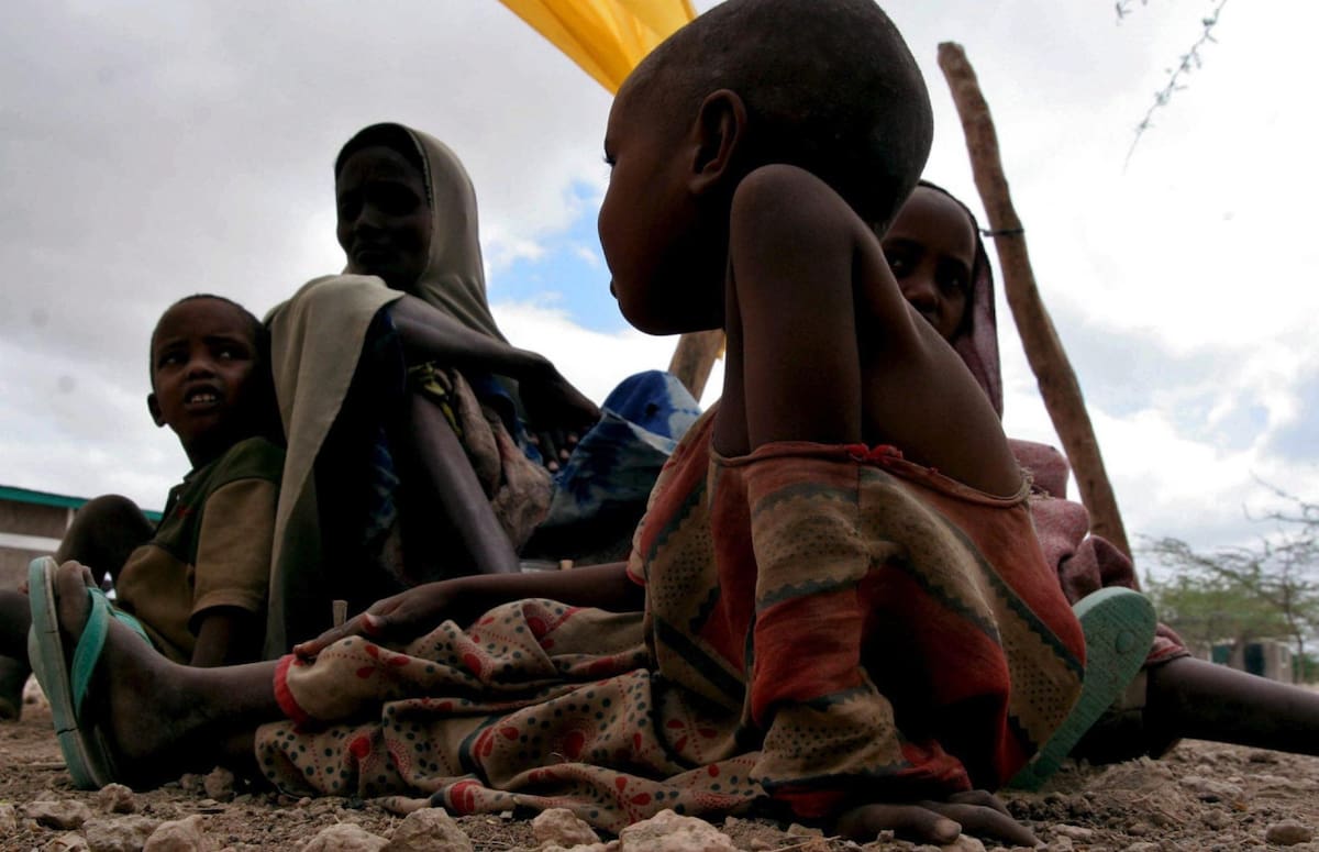Una niña desnutrida aguarda la llegada de comida junto al resto de su familia en un centro de alimentación de Elwak, unos 1.500 kilómetros al norte de Nairobi (Kenia). EFE