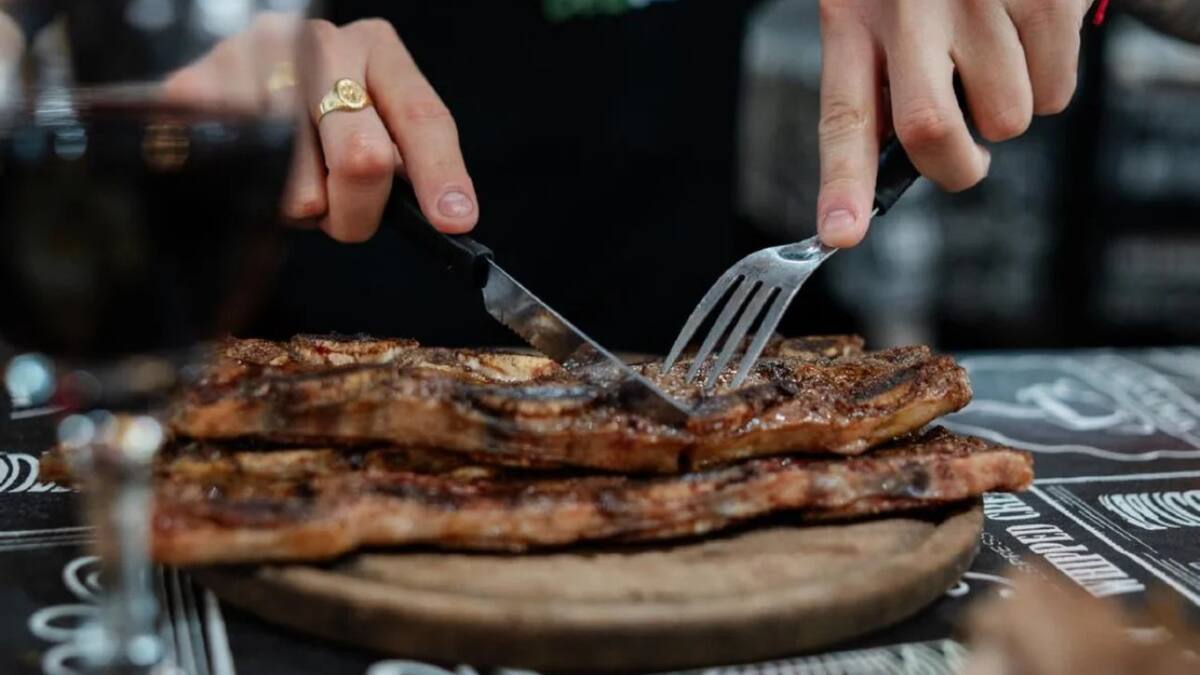 Fueron a comer a una parrilla y se sorprendieron con lo que gastaron. Foto: NA.