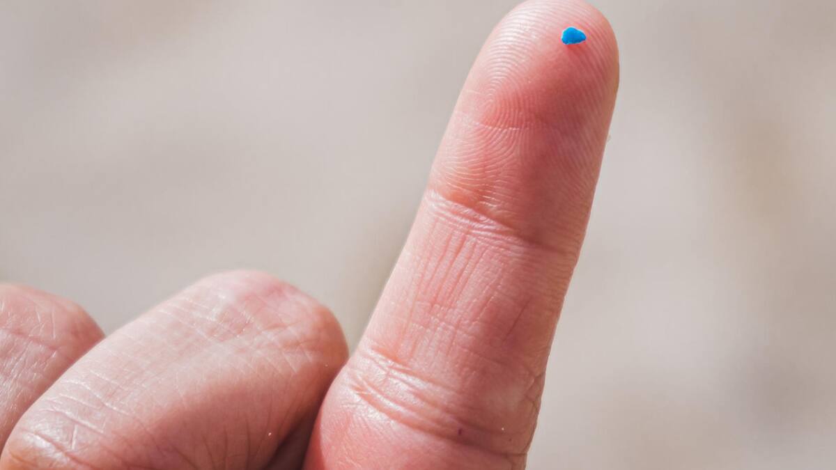 Una persona muestra un trozo de microplástico. EFE/ Cote Villegas