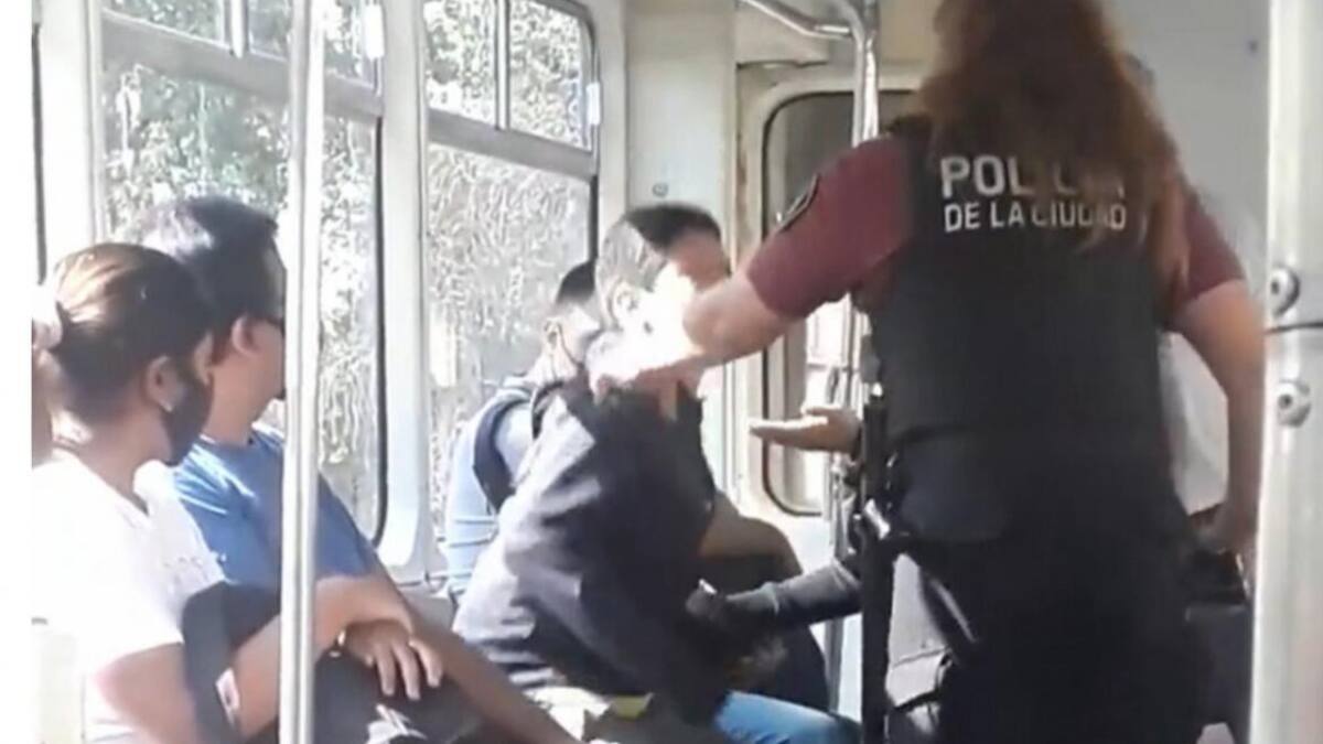 Una policía maltrató a un niño diagnosticado con autismo en el Premetro