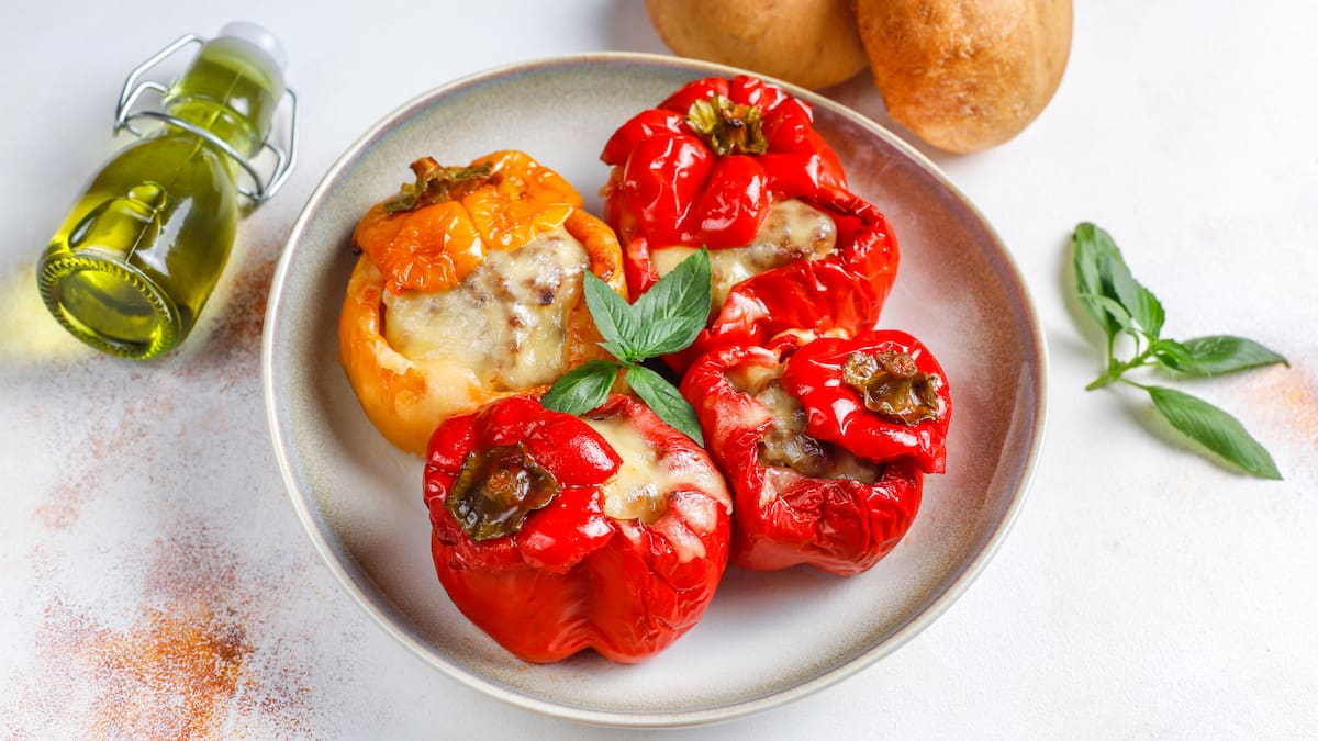 Sin horno ni sartén: la receta ideal oara hacer morrones rellenos en el microondas en 5 minutos